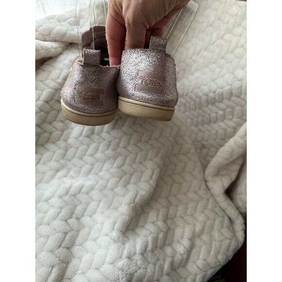 Tom’s metallic pink suede shoes size 8.5 medium - Picture 9 of 10